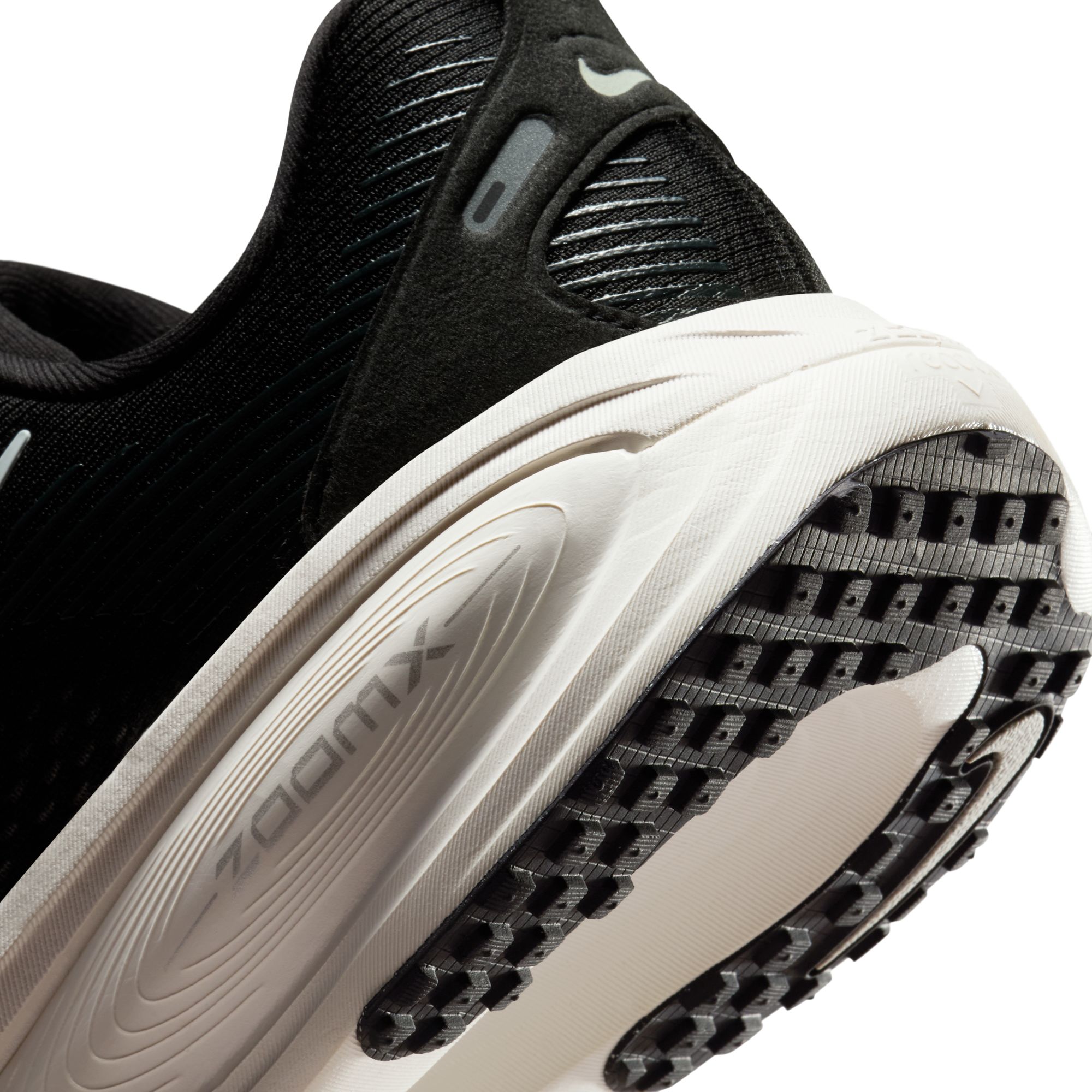 NIKE VOMERO 18 image number null