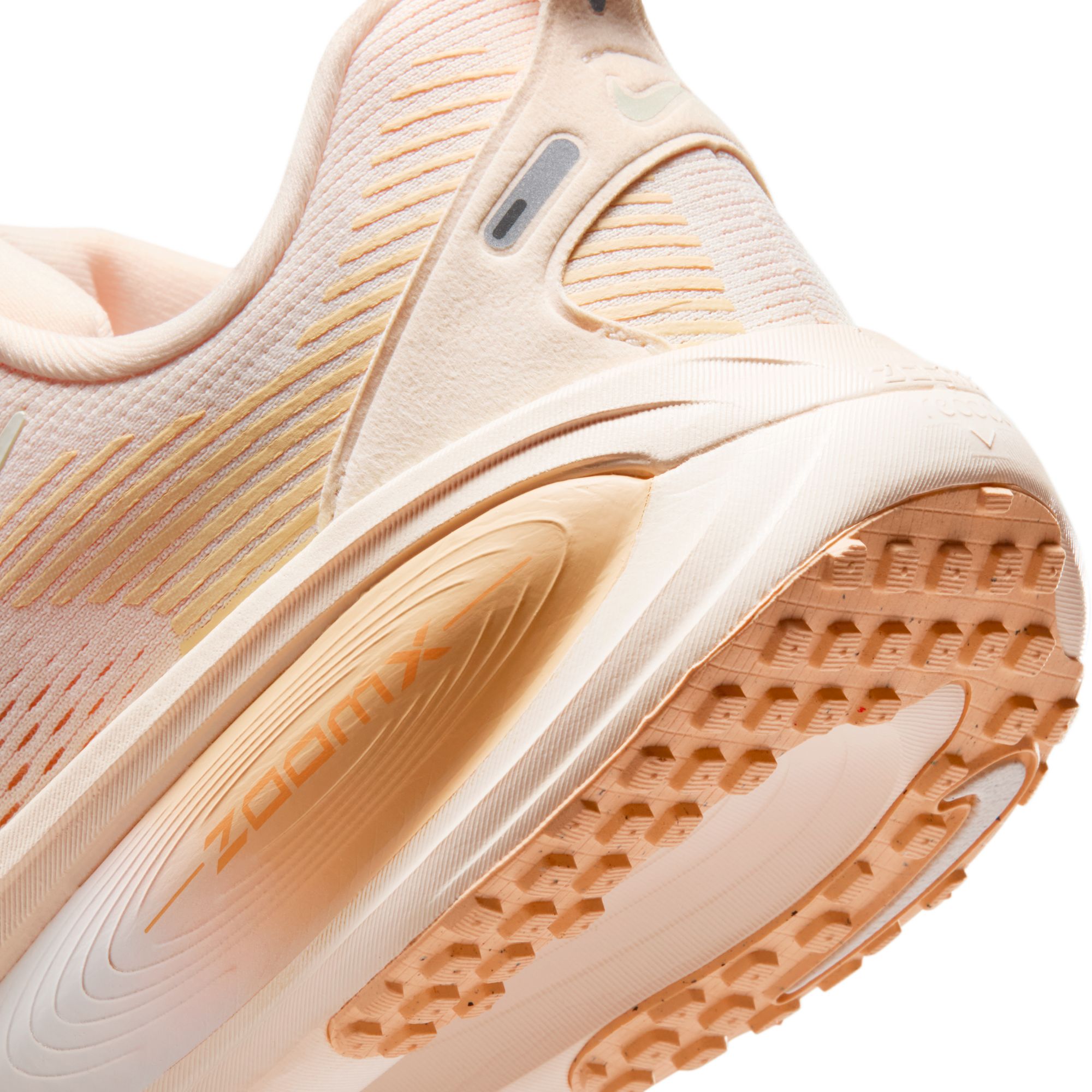 W NIKE VOMERO 18 image number null