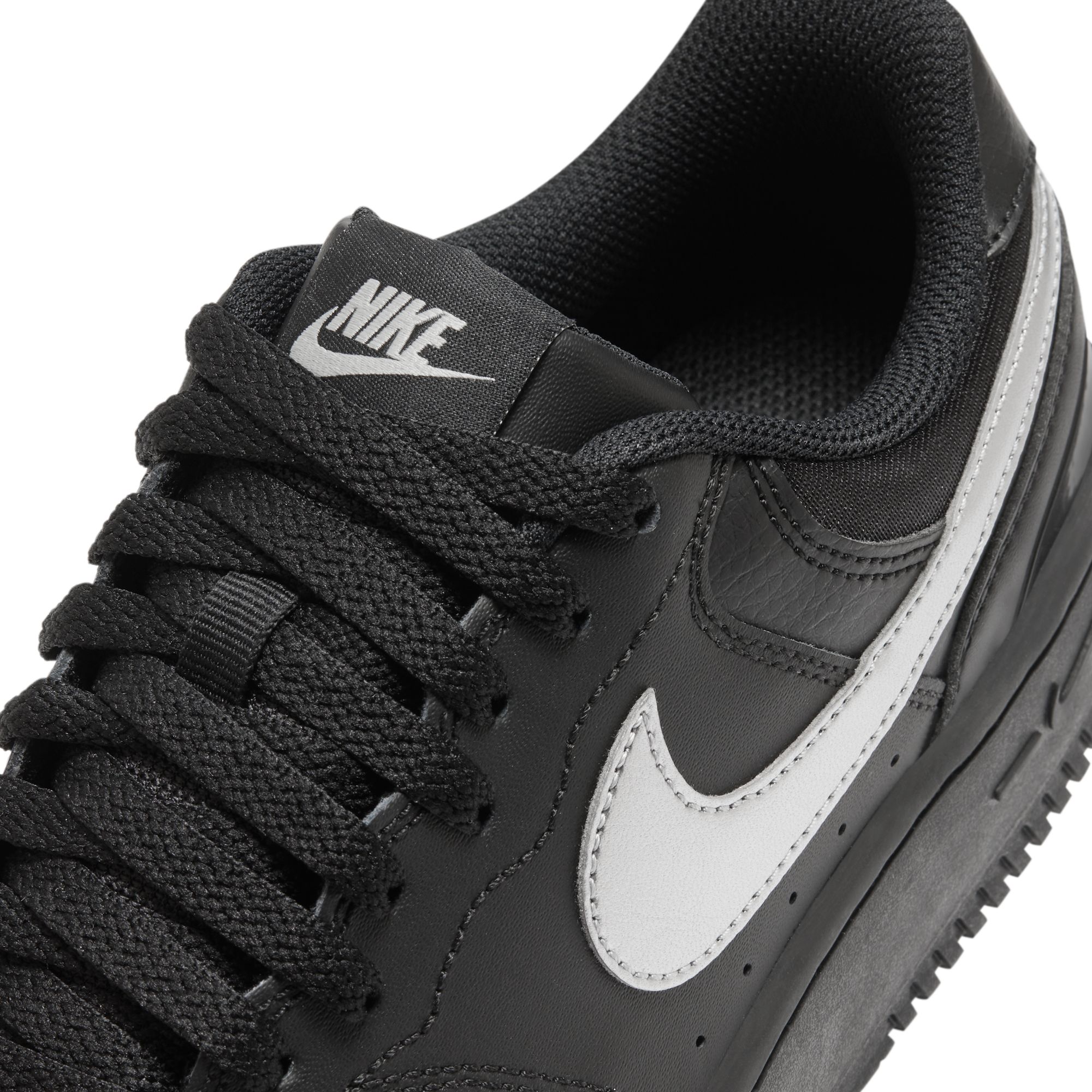 NIKE ZOOM VOMERO 5 image number null