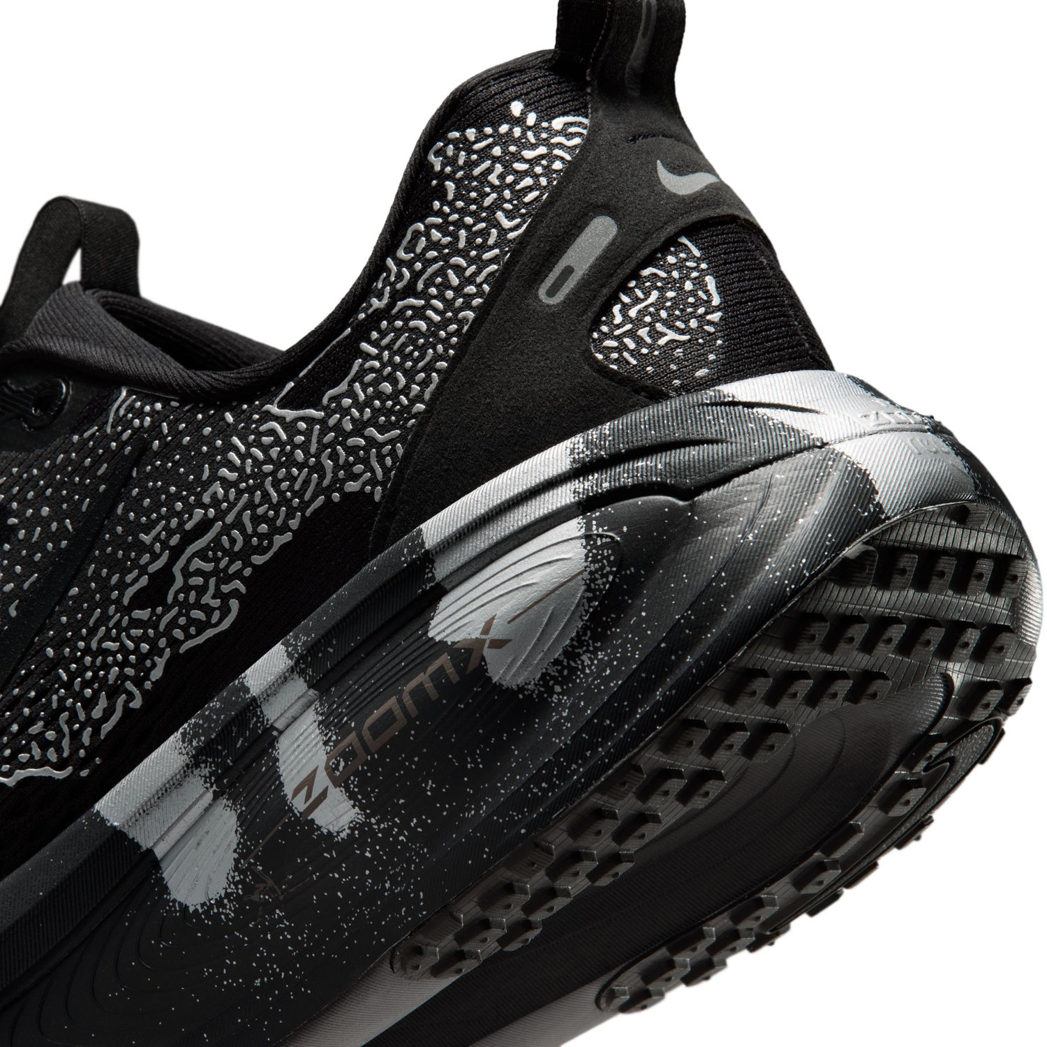 NIKE VOMERO 18 DSRPT image number null