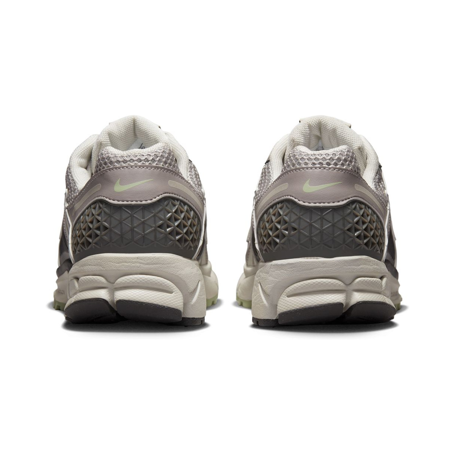 NIKE ZOOM VOMERO 5 image number null