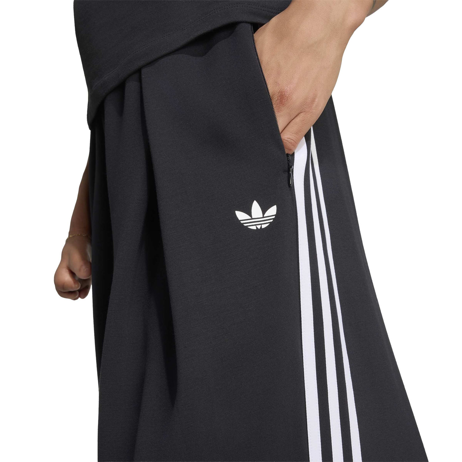 ADILUNA SEASON 2 x JENNIE PLEATED TRACK image number null